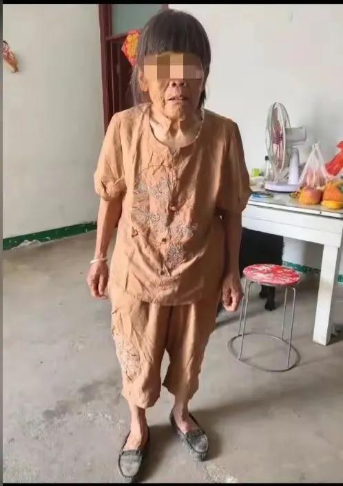 万千心酸：老人喝了药，捂着肚子痛苦出门，但再也未归来…