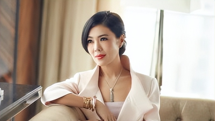 人走茶凉苏芒：封杀唐嫣被章子怡踹掉，毁伊能静婚礼被洪晃暗讽