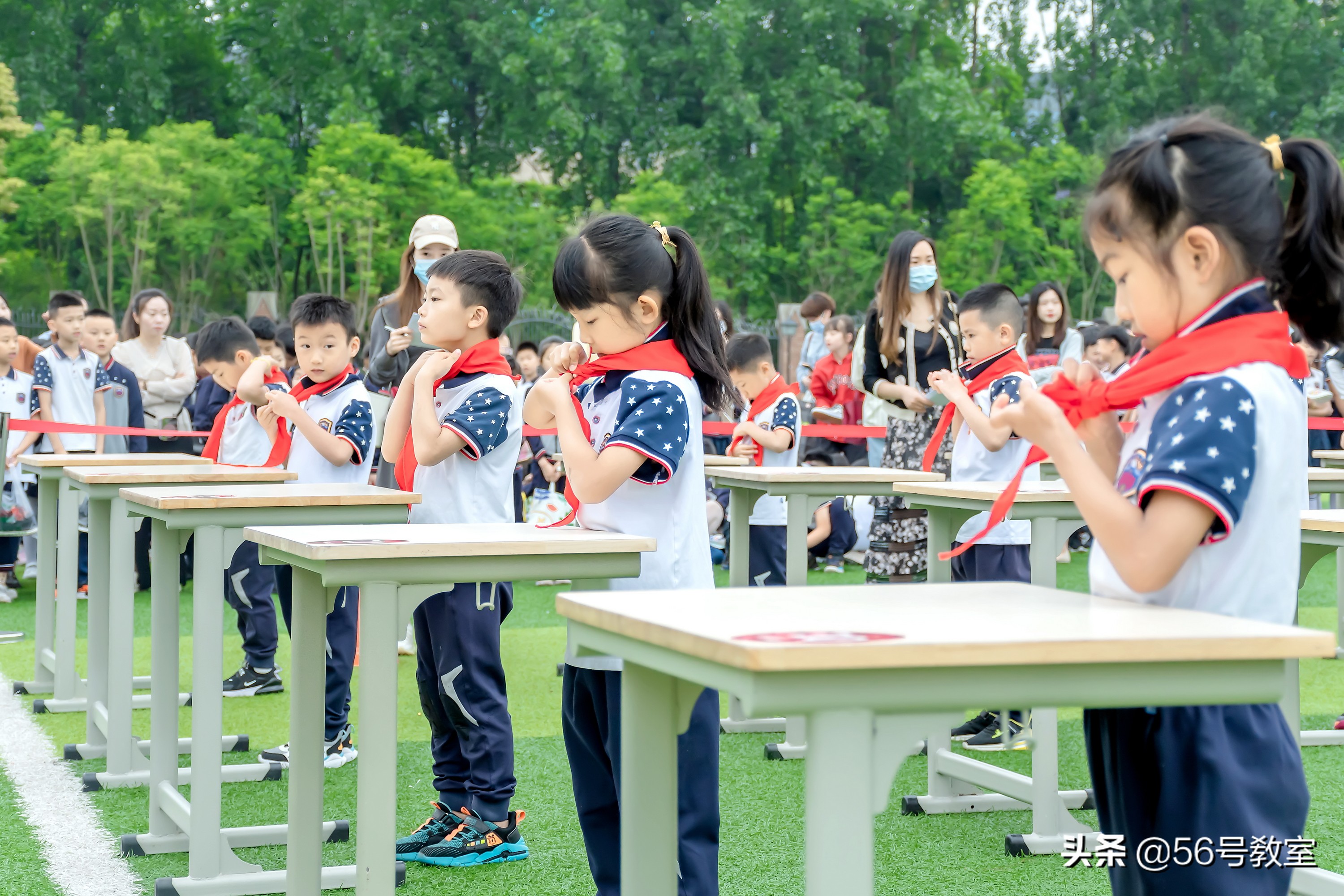 小学生叠衣服系鞋带,小学生比赛叠衣服系鞋带