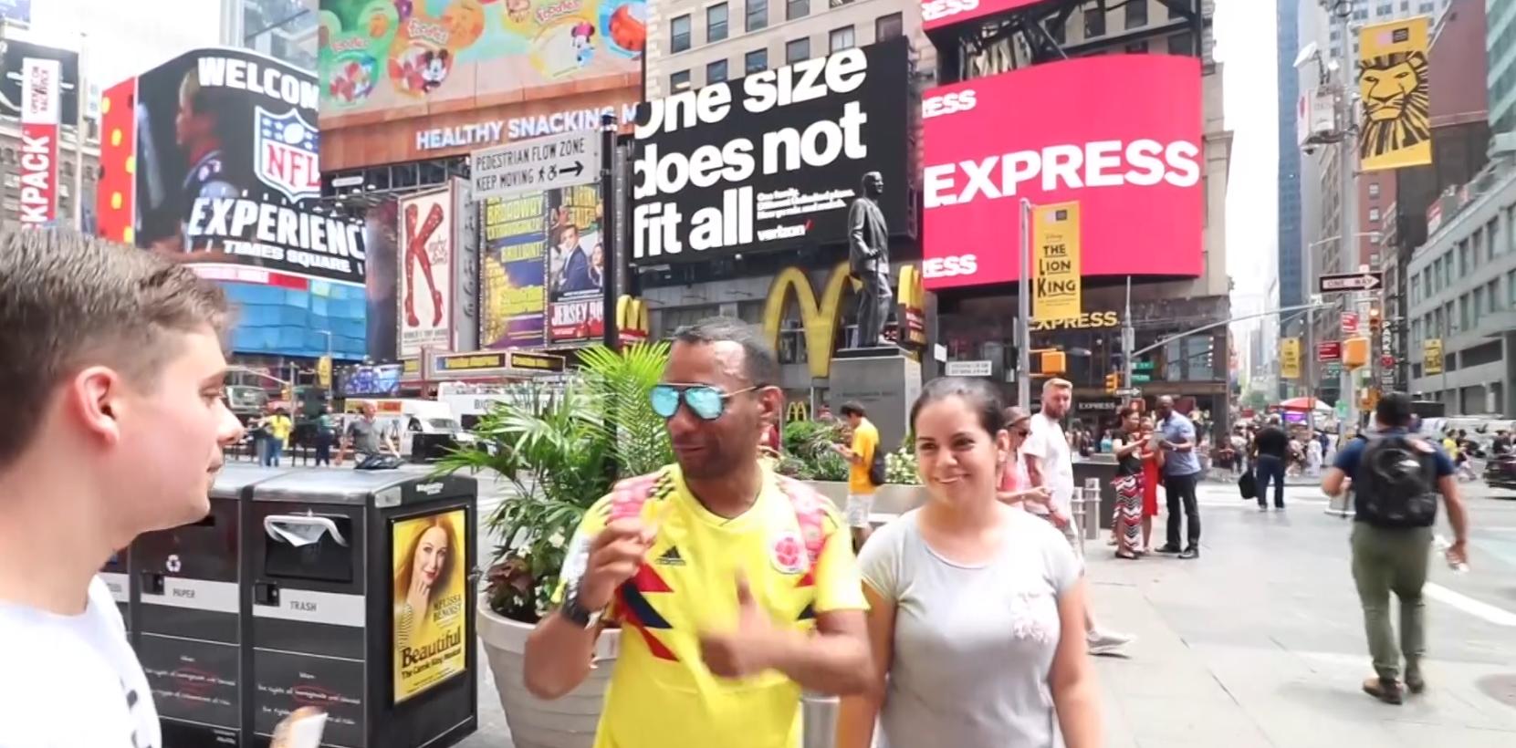 在美国街头第一次吃中国辣条,美国小伙第一次吃中国辣条