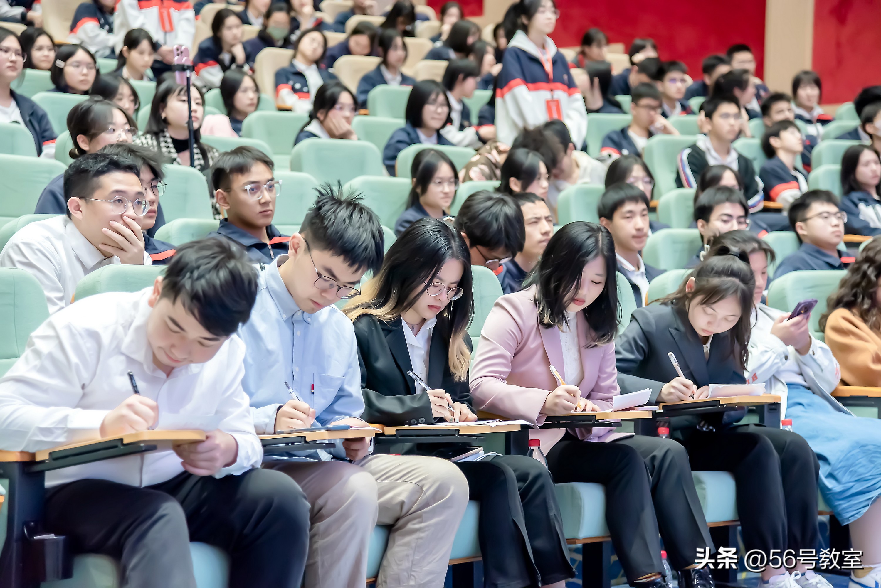 唇枪舌剑针锋相对相持不下,唇枪舌剑与针锋相对