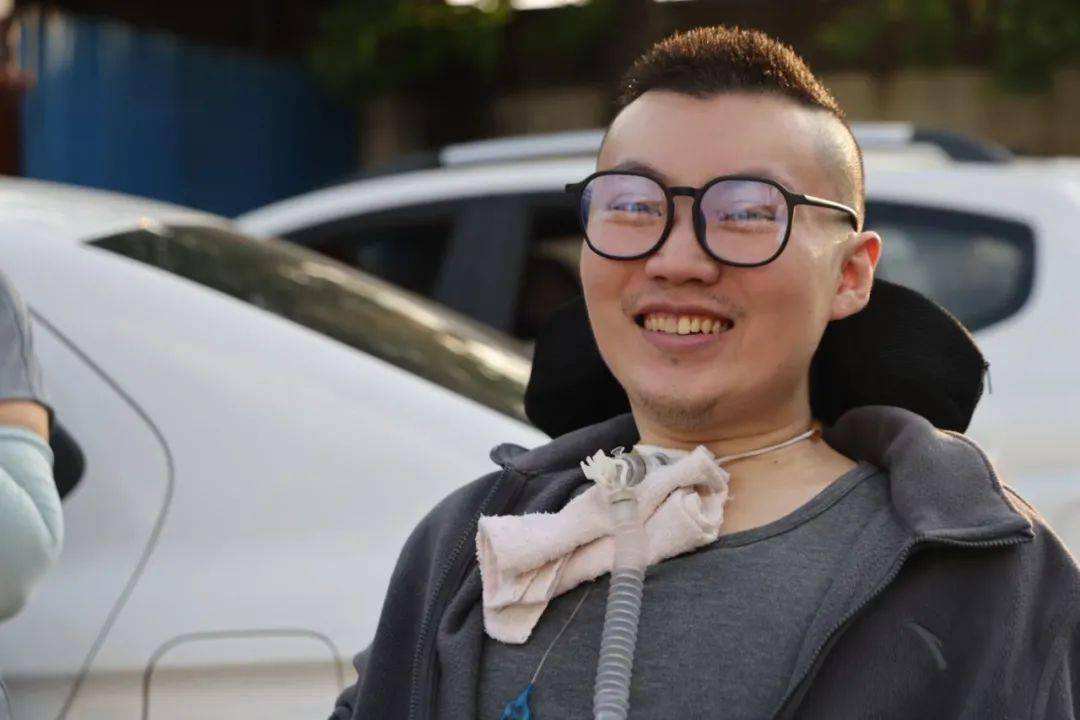 多次自杀未果，靠呼吸机保命，那位高位截瘫的90后消防员咋样了？