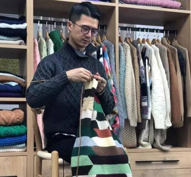 80后广东小伙，回村织毛衣，年入500万，一件毛衣卖8990元，凭啥