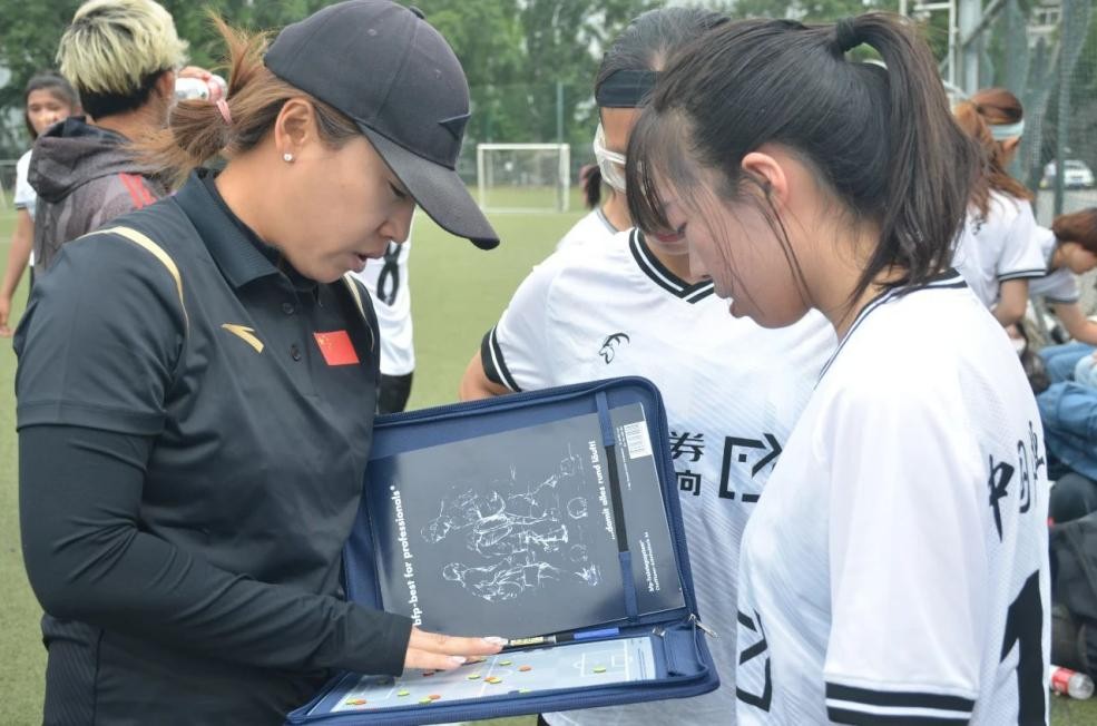 她曾是中国女排传奇队长,中国女足队史最年轻队长