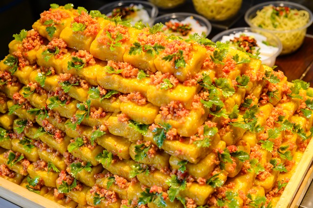 夫妻地摊卖臭豆腐日营业额9000元,摆摊卖臭豆腐一年能赚多少钱