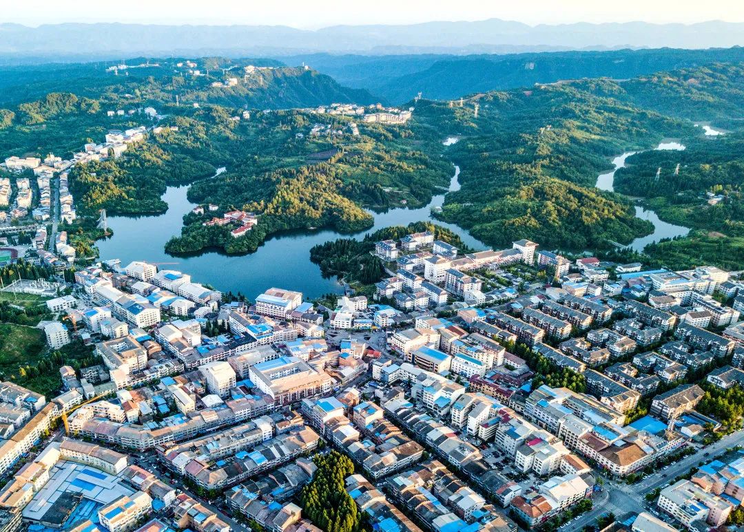 好多来黄水避暑的人,黄水康养