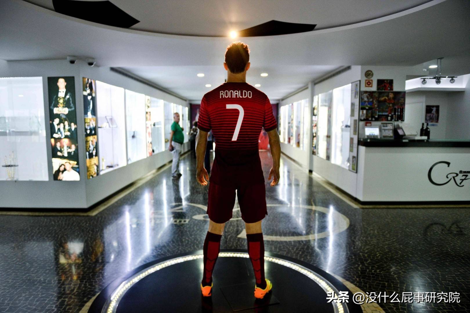 比C罗还自恋，皇马球员家里有两尊他的雕像，每次经过都驻足