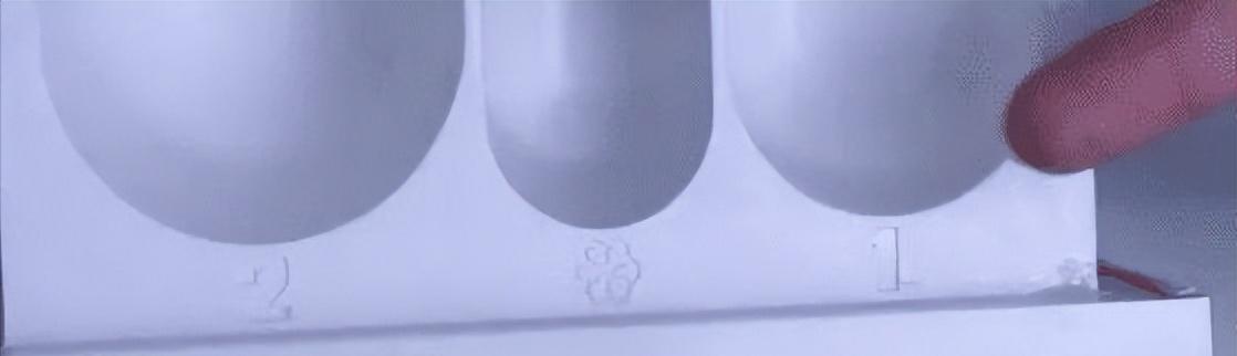 滚筒洗衣机出脏东西的口打不开了,洗衣机有个长方形小盒子