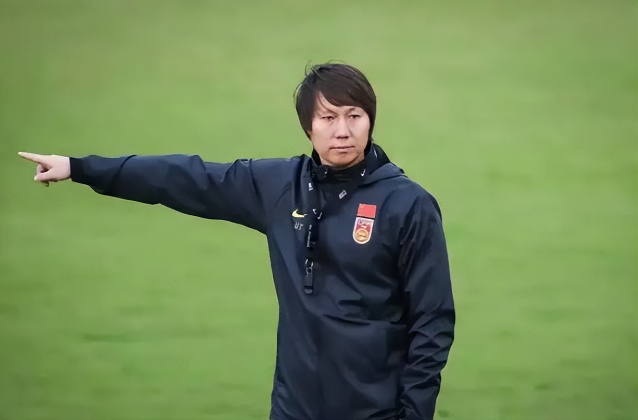 李铁妻子也不简单！定居美国照顾娃，住豪华别墅，心疼老公出事