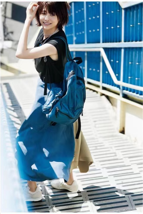 夏天穿蓝色永不过时的高级感,什么颜色适合夏天穿蓝色