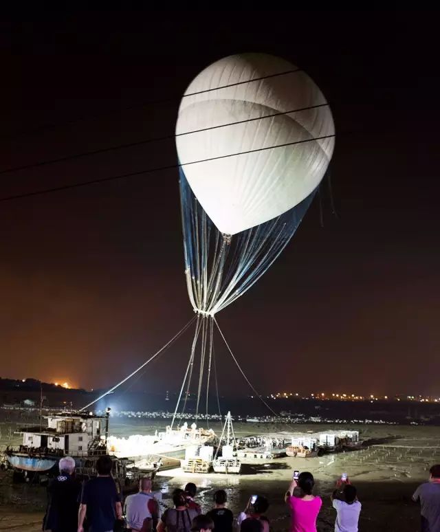 玩火上瘾3分钟烧掉百万!被外媒泼脏水的中国男人,凭啥一战封神