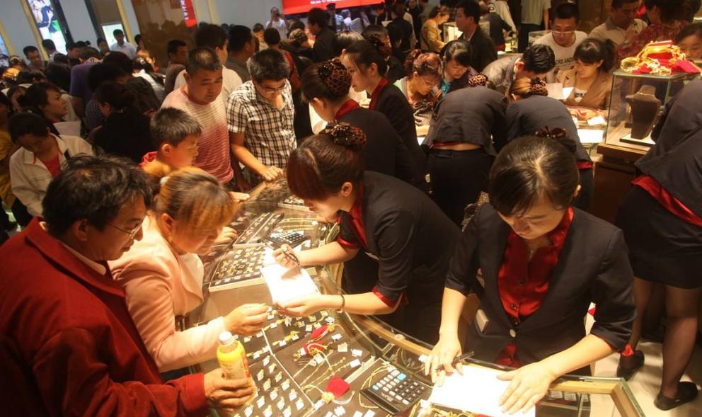 华尔街抢购黄金中国大妈,华尔街报道中国大妈抢购黄金真假