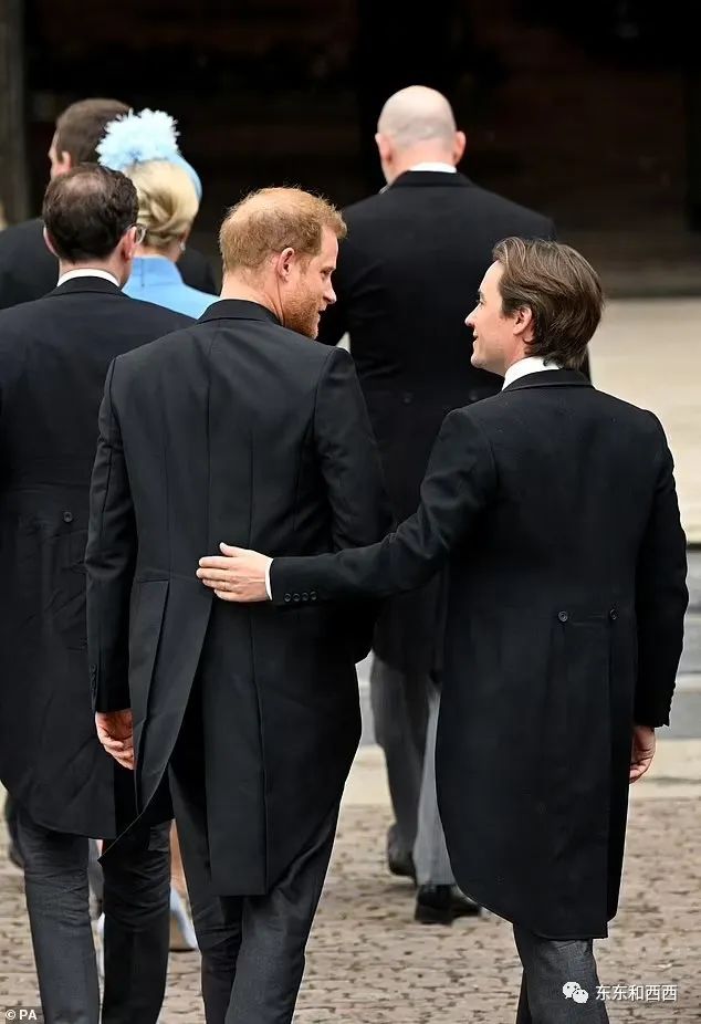 卡米拉二次加冕,卡米拉戴王冠太激动