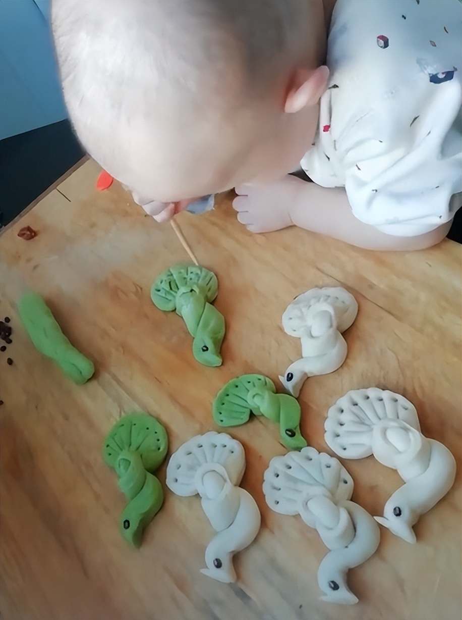 有趣3岁小男孩痴迷做花式面点,花式包子儿童