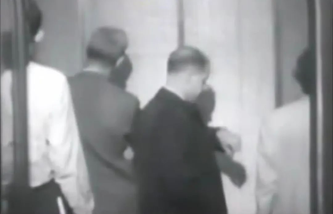 离谱到全网开骂的“玫瑰冰淇淋”事件:新型智商税,又来祸害人了