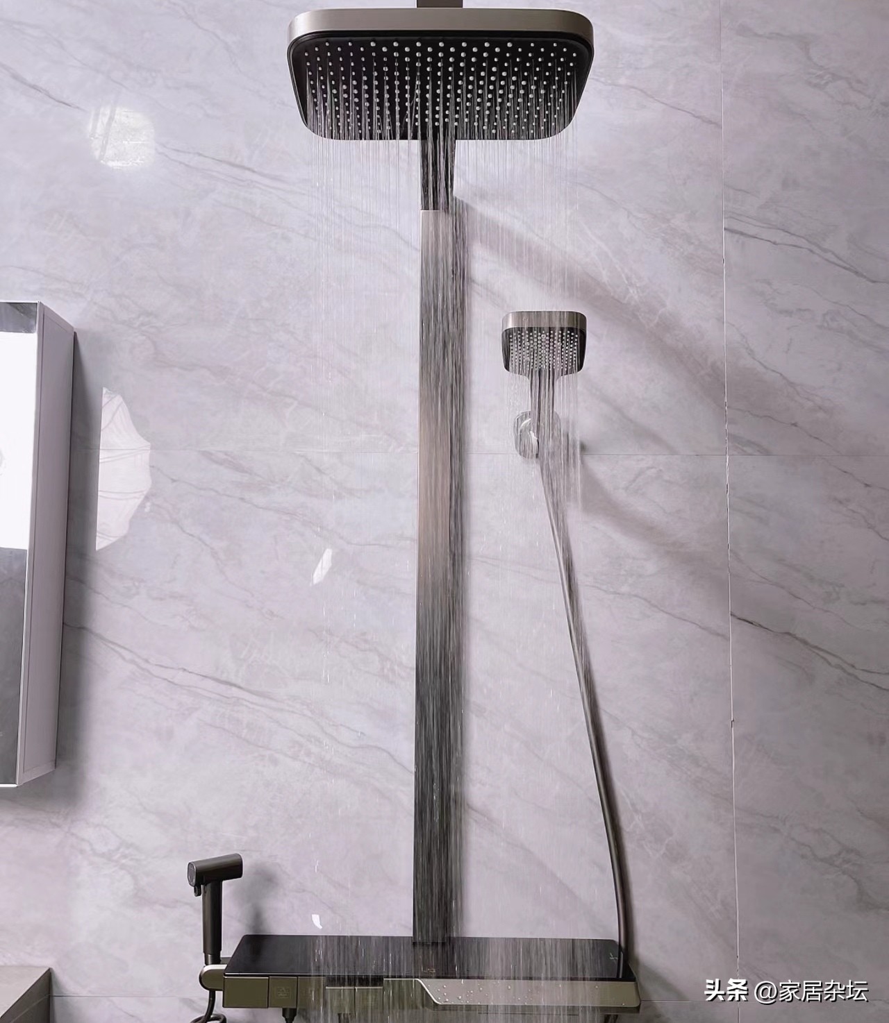 花洒用了三年还能换吗,入住一年的卫生间