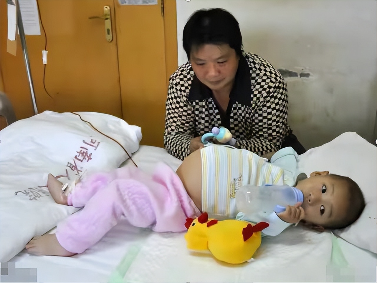 女童肚子超大疑似怀孕,2岁女婴肚中发现“胎儿”