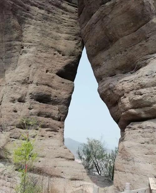 承德巨大岩石千年古塔,河北承德巨石上悬立两座古庙