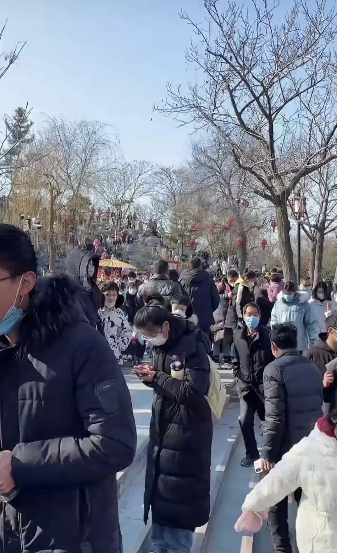 大年初一开封清明上河园人山人海,大年初一的清明上河园是人山人海