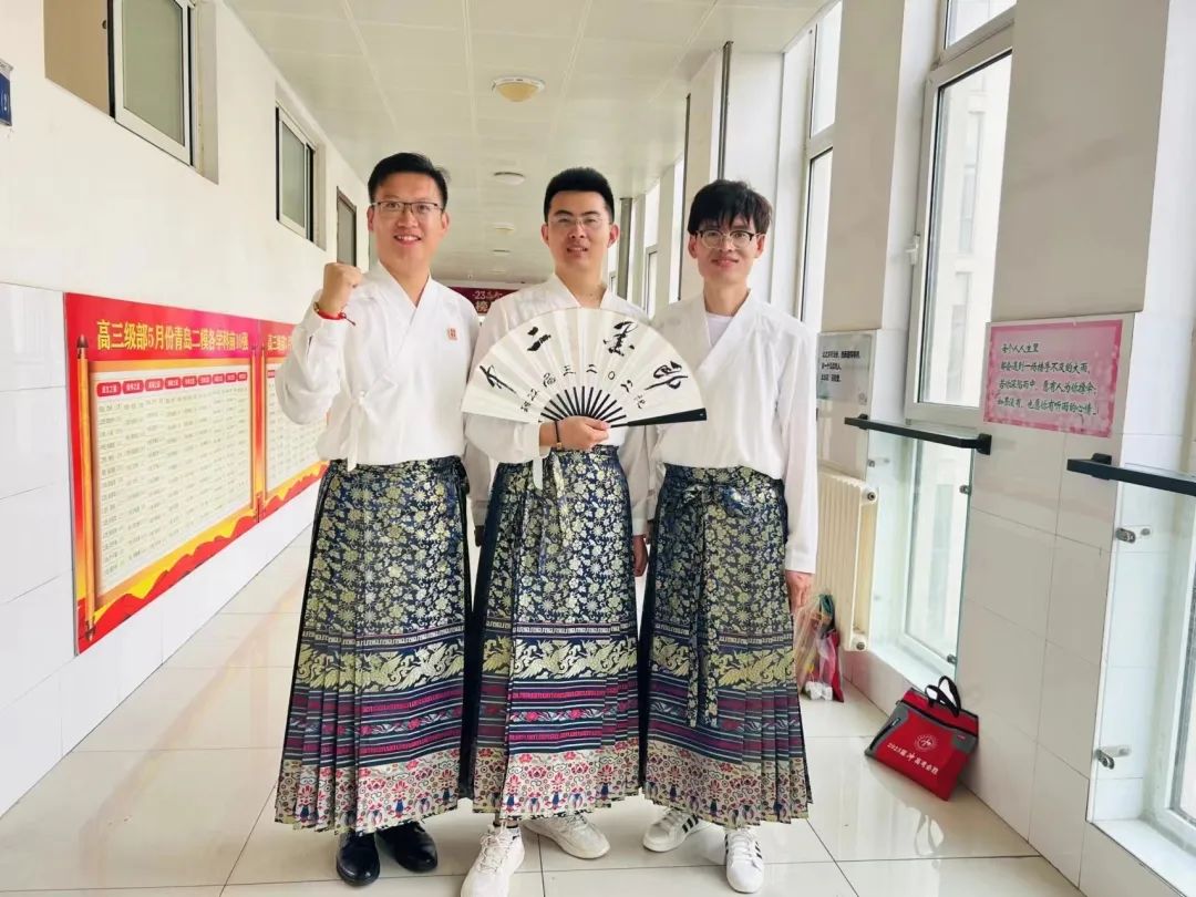 刚刚，青岛5万多勇士霸气走进战场！少年，此去何求？夺盛名、拔头筹、争魁首、独占鳌头！