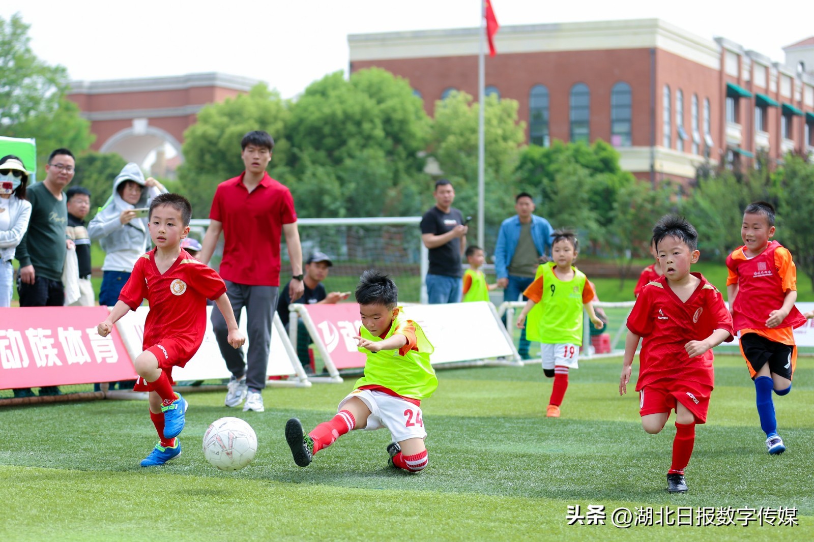 幼儿园孩子踢足球创意视频,足球比赛萌娃看台