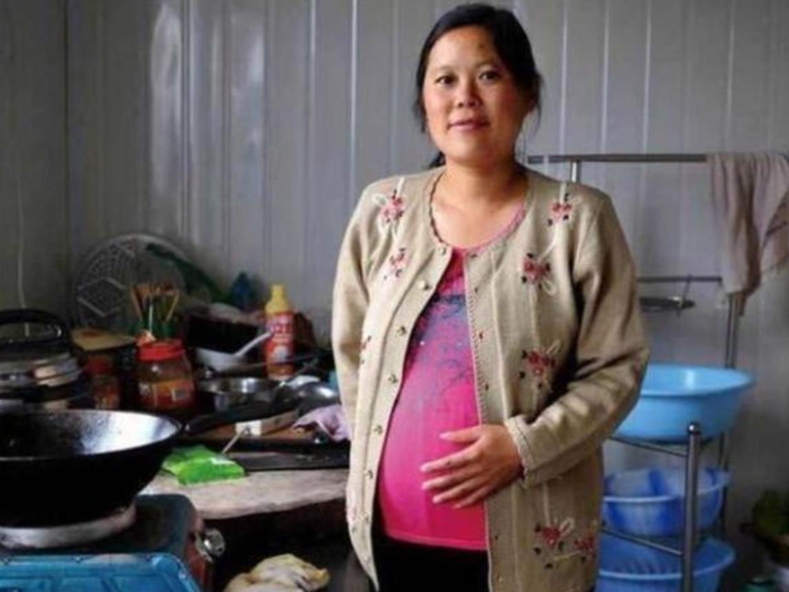 58岁高龄产妇生下双胞胎儿子哭了,宝宝出生满头白发产妇大哭道歉