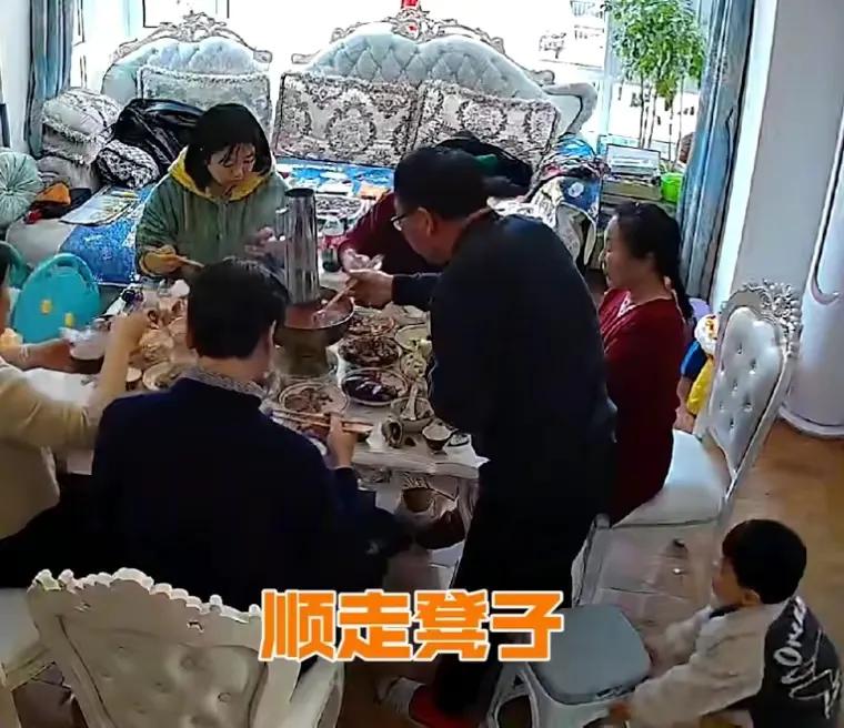 爷爷夹菜孙子移走凳子致爷爷摔倒,孙子拿走凳子爷爷摔倒