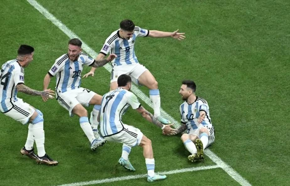 点球大战顶住压力罚进第一球,点球大战第三粒进球瞬间