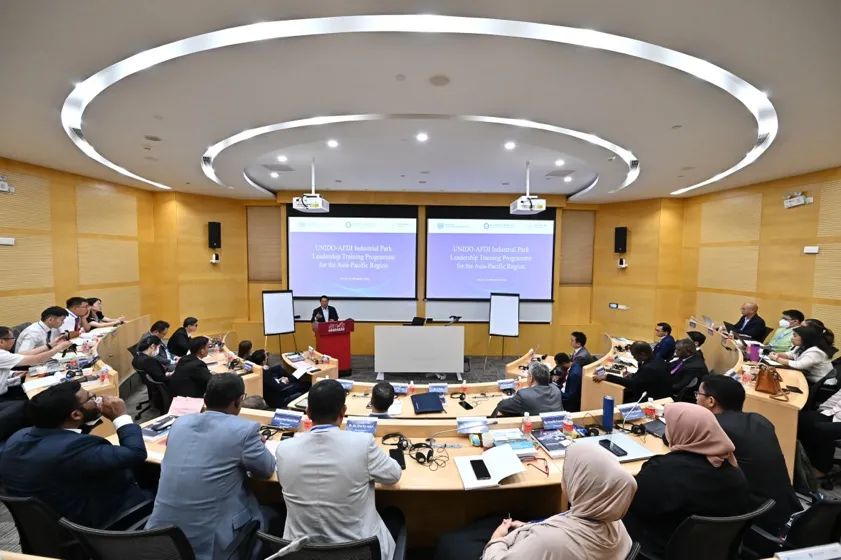 “亚太地区产业园区领导力培训班”在学院举行