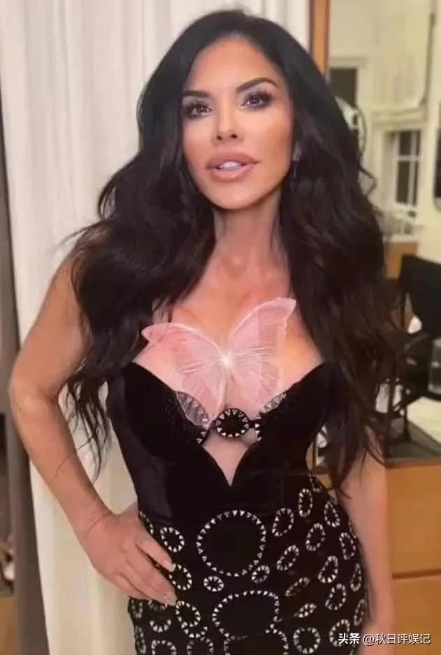 贝索斯携女友恩爱现秀场前排,贝索斯与女友出席活动