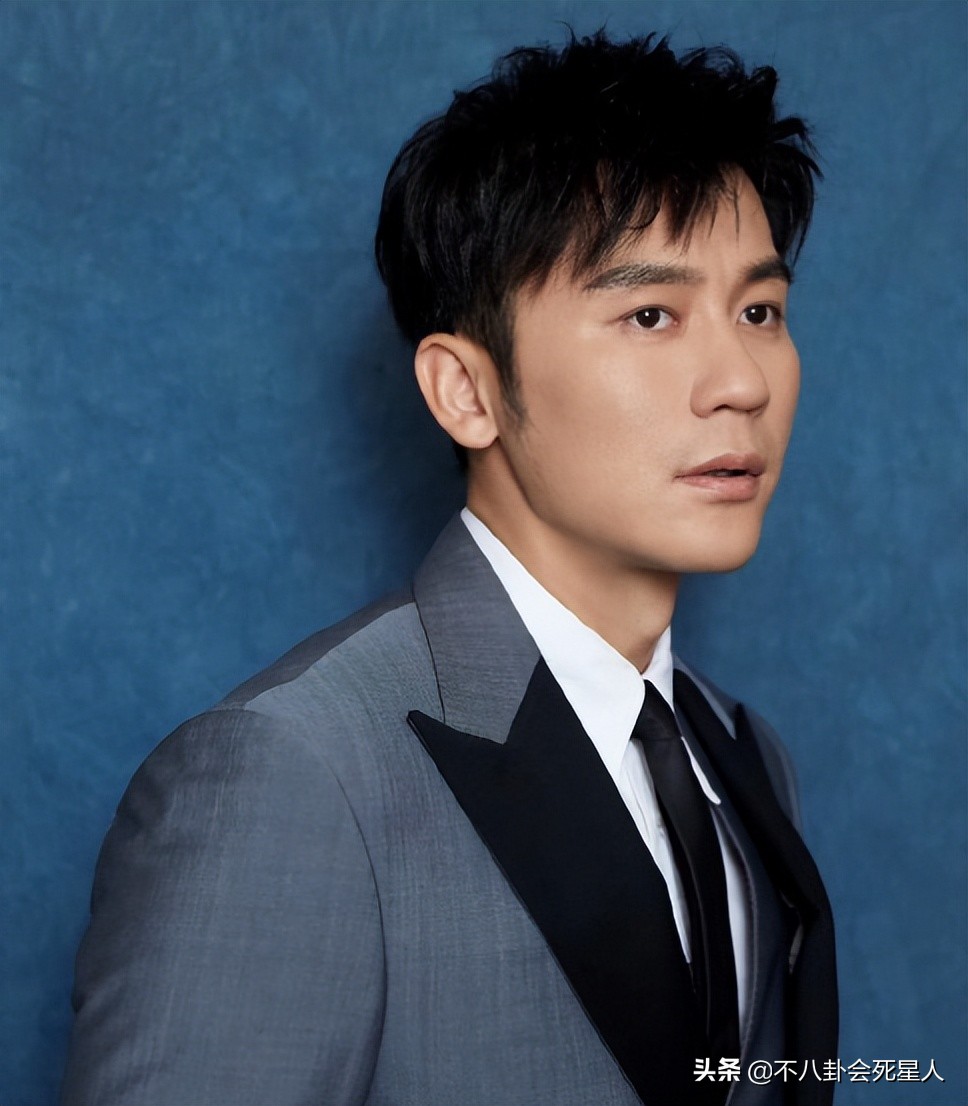 男人味也能“造假”？眉毛稀疏、画腹肌、贴鬓角，张艺兴差距最大