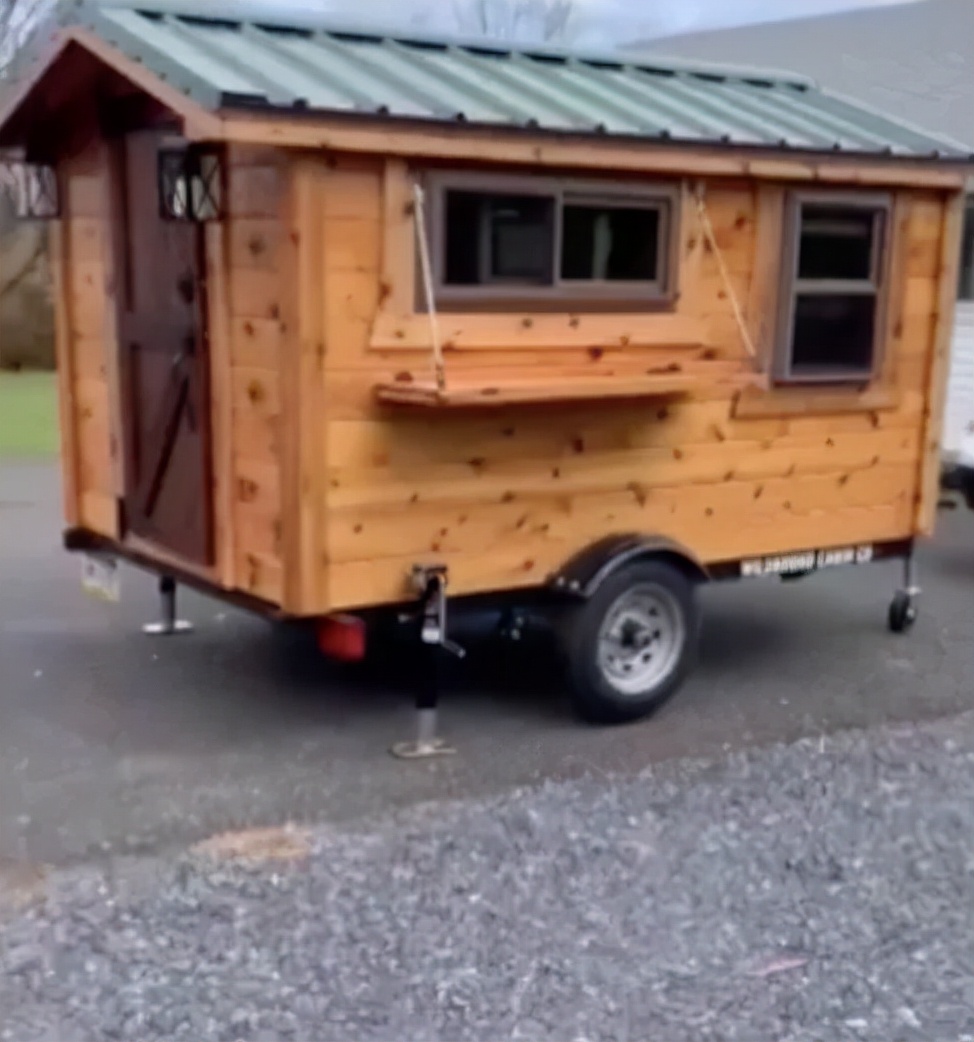 外国妹纸想用一个小发卡，跟别人换一栋房子，最后居然成功了