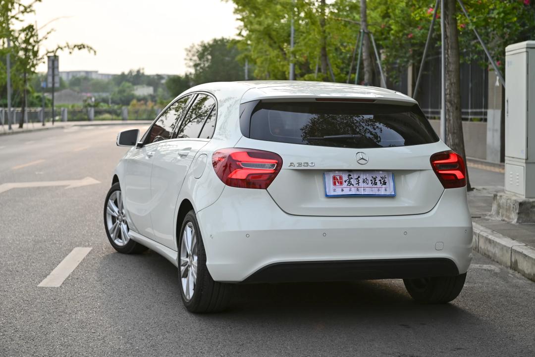 奔驰a200和奔驰b200哪个好,奔驰cla和奔驰a200哪个更值得买