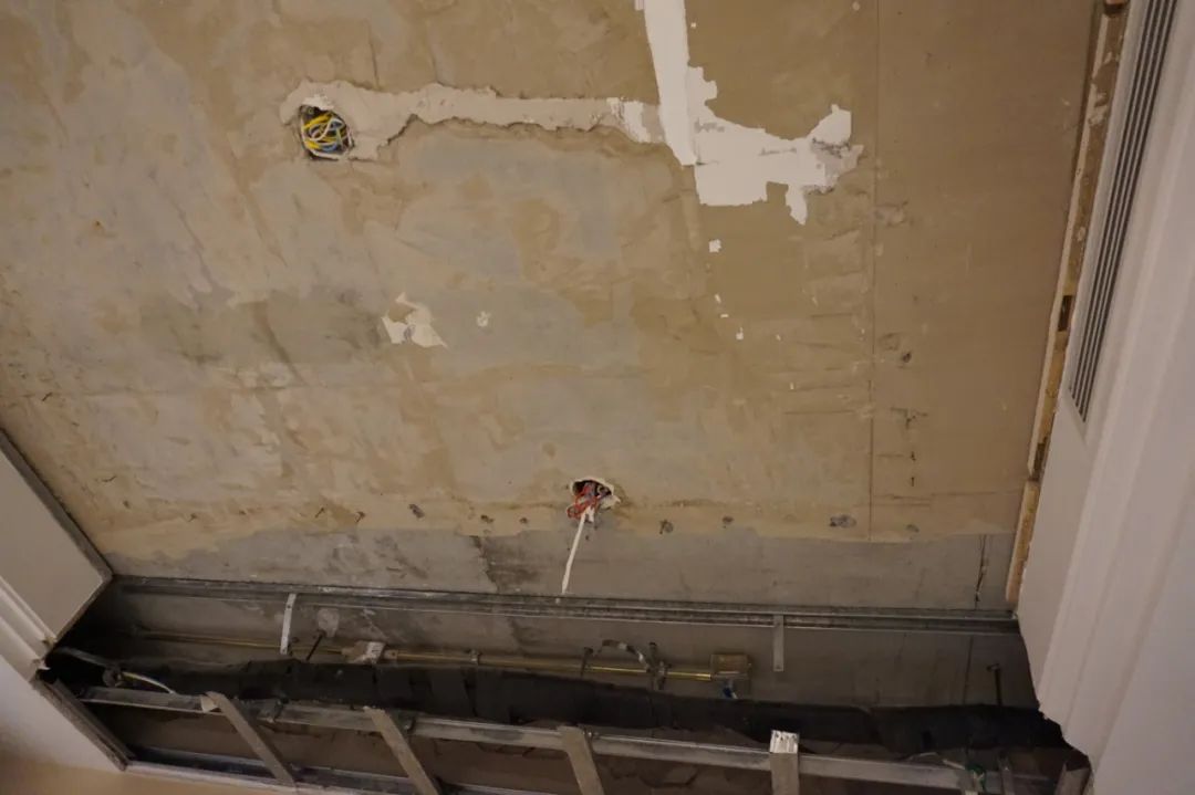 楼上漏水保修期8年未到属谁负责,楼上防水导致漏水谁赔偿