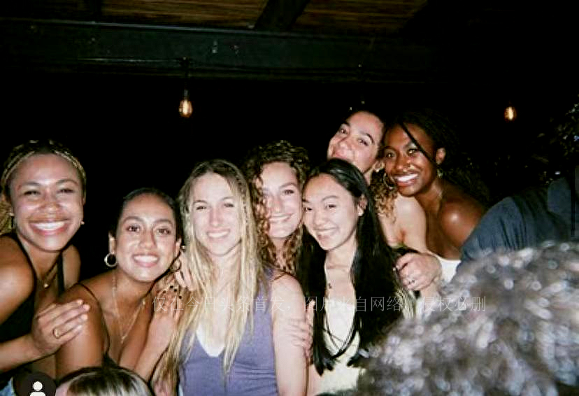 李连杰利智的两个女儿多少岁了,利智和李连杰女儿多大