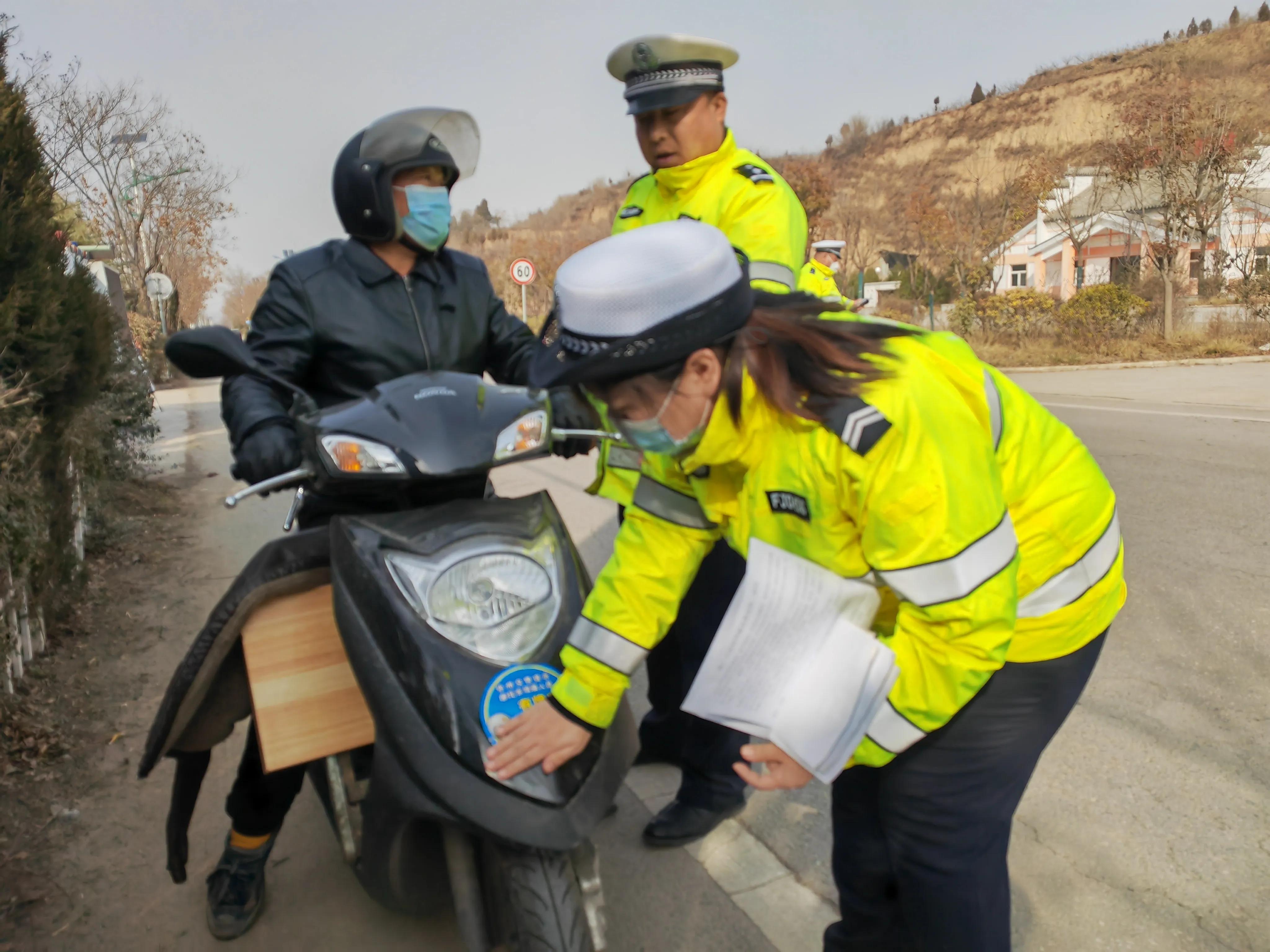 公安春节不打烊民警在岗保平安,县交警圆满完成春节安保任务