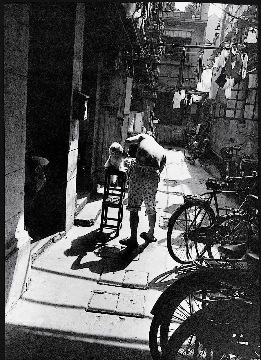 女子身穿日本侵华军装照片,女子穿侵华日军服装摆拍新闻视频