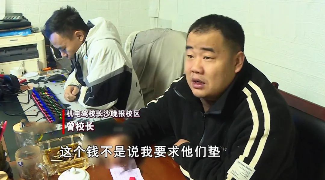 刚去驾校做教练一个月工资,两小伙到驾校当教练倒贴一万多