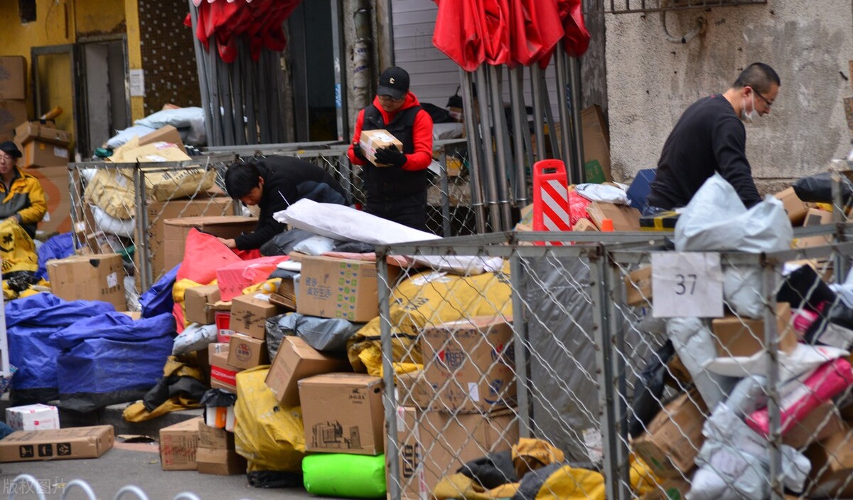 专家建议，应该取消各种代收点，快递员恶意不送上门应该严肃处理