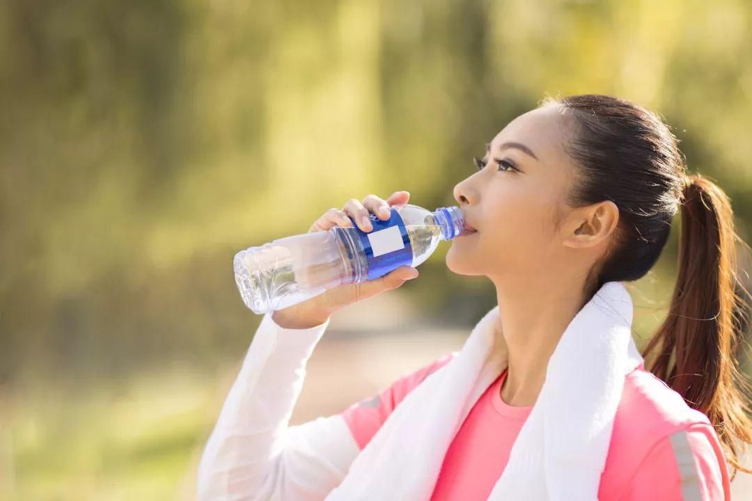 早上空腹喝水排毒最佳时间,一天喝水减肥的最佳时间喝多少