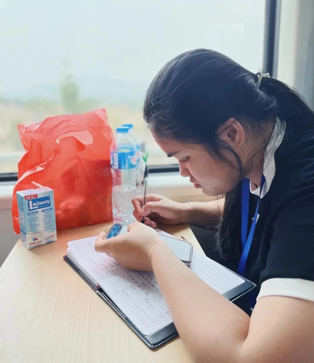 在老挝坐高铁,在老挝的中国高铁