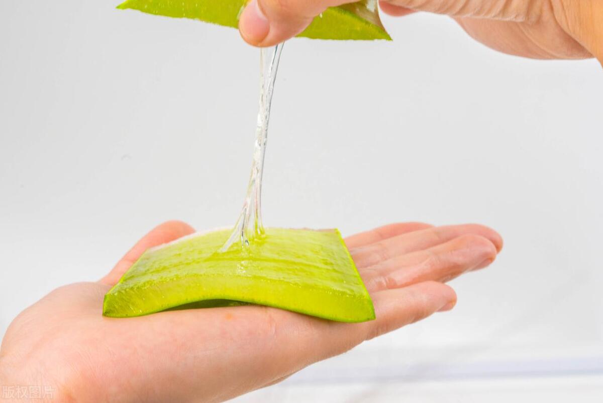 女性分泌咸水是什么原因,为什么女性排出的尿是黄色的