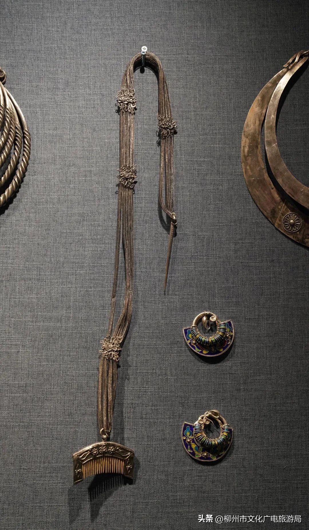 “巧手织就彩衣裳”市群艺馆馆藏少数民族服饰之“霓裳羽衣”，邀你云观展