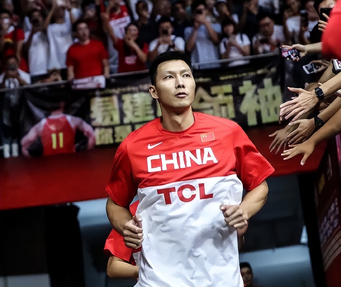 易建联与娇妻荆灵图片,易建联结婚生子了吗