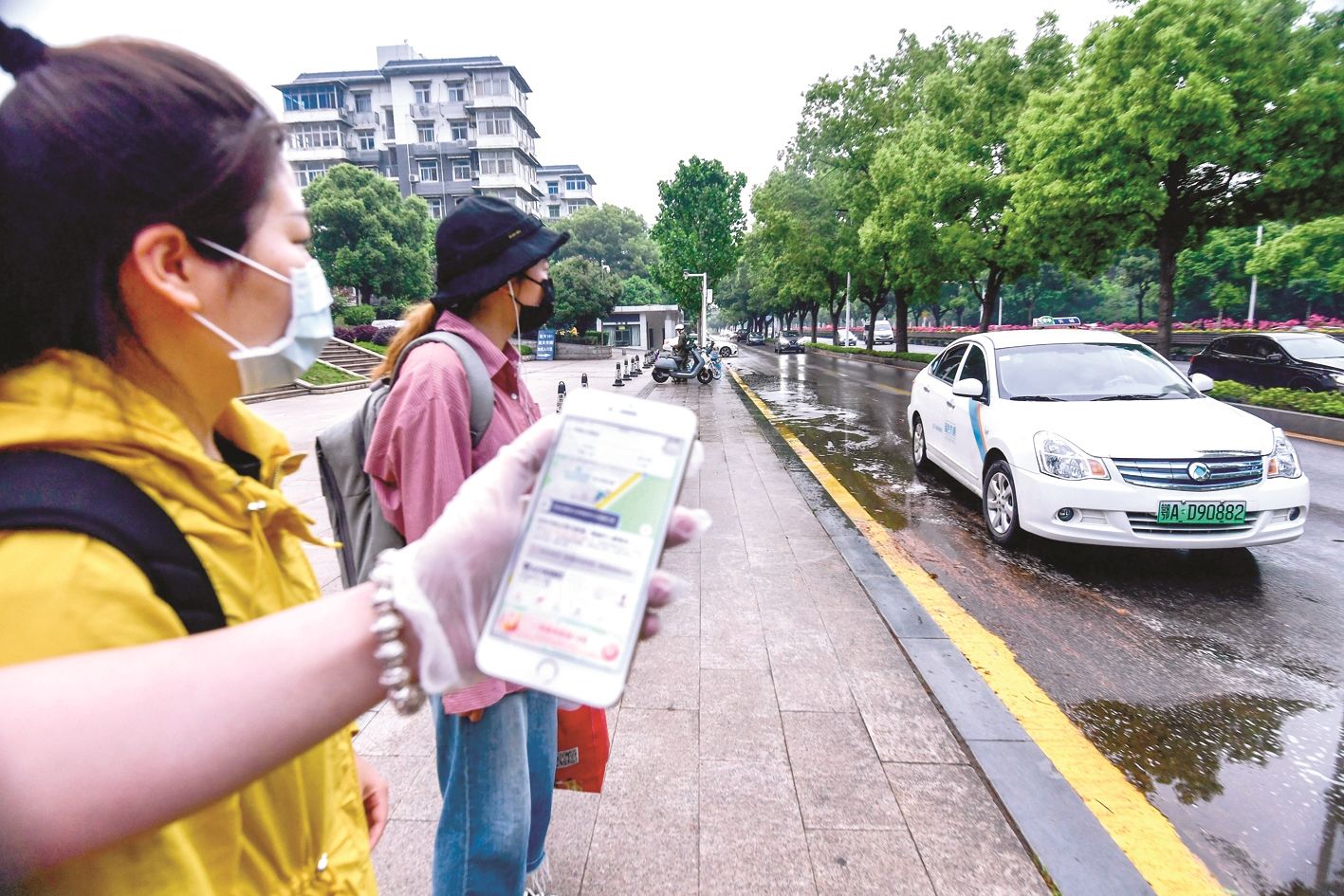 当市场饱和了，陷入泥潭的中年人开始寻找出路，开网约车身兼数职