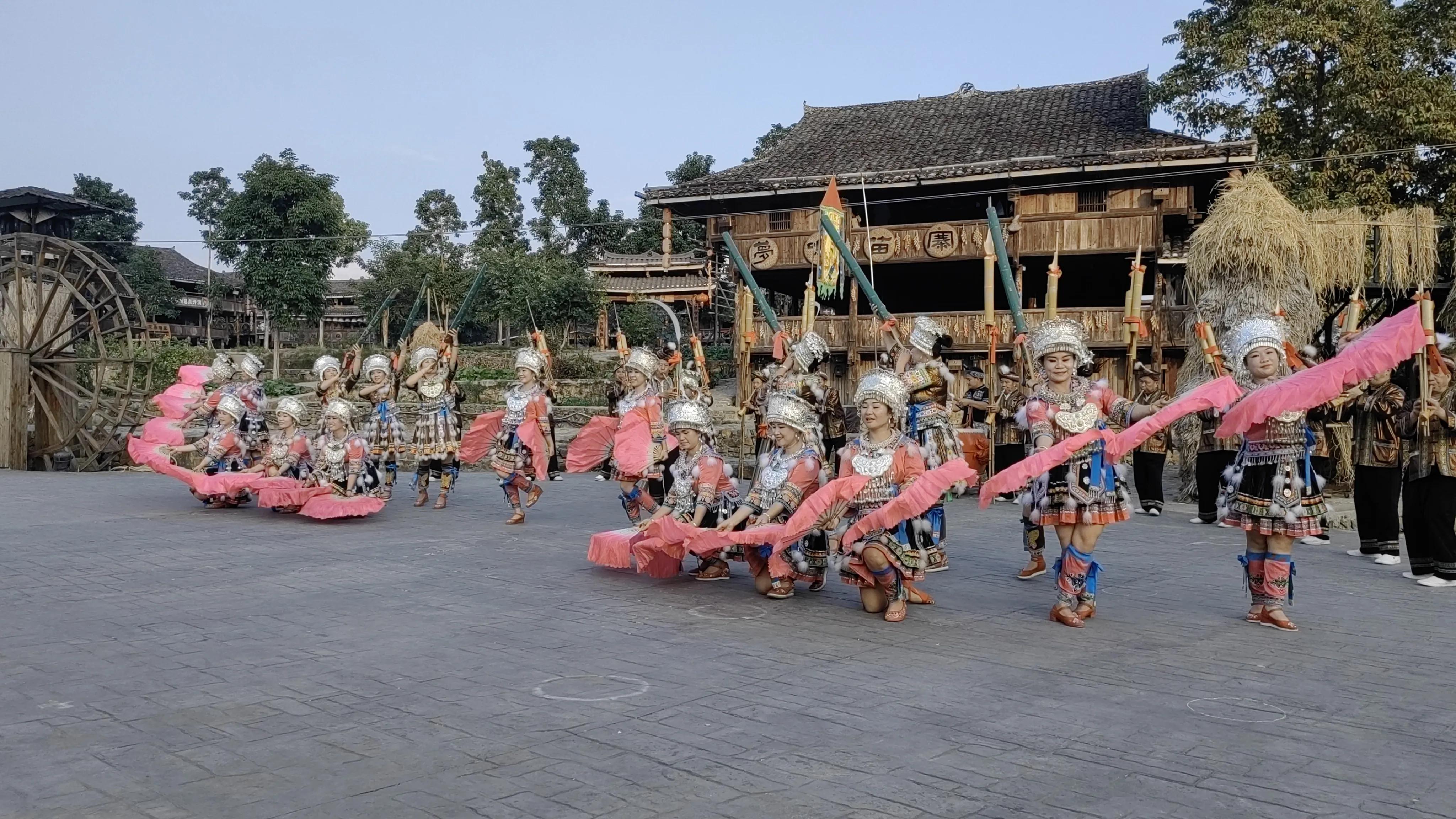 融水梦呜苗寨:夜景亮,美女多,是真的吗?