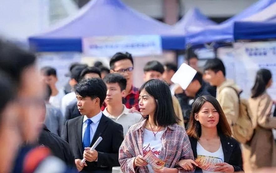 什么专业适合女生就业前景好,适合女生就业前景好的10大专业