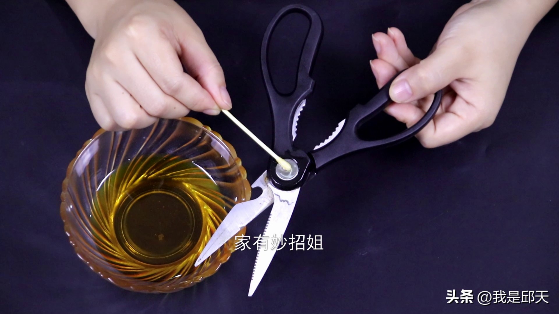 油烟机里的废油怎么处理扔掉,油烟机里的废油一般怎么处理