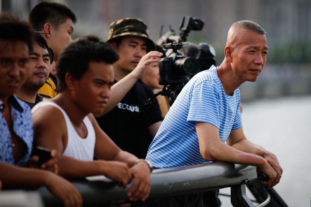 玩火上瘾3分钟烧掉百万!被外媒泼脏水的中国男人,凭啥一战封神