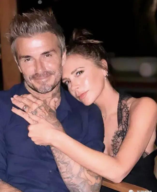 贝嫂狂晒48岁小贝半裸翘臀照，全球网友狂欢：谢嫂子带看男菩萨！